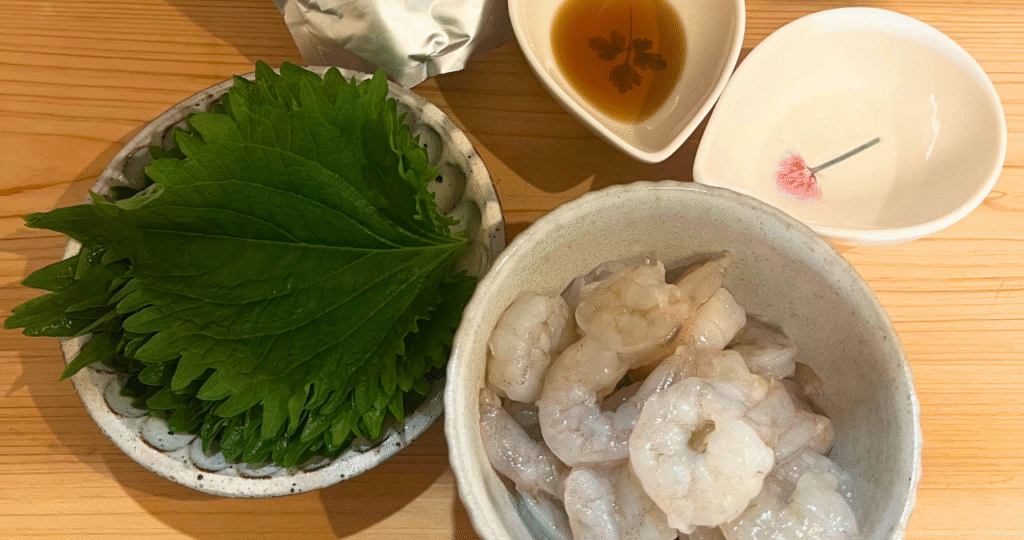 材料のエビ、大葉、調味料