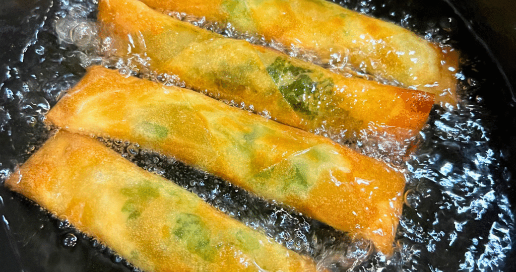 春巻きを油で揚げているところ