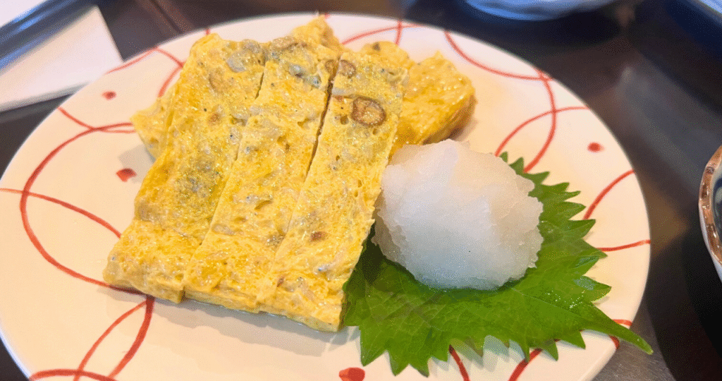 荒井屋本店の前菜、青唐辛子としらす入り出汁巻き玉子