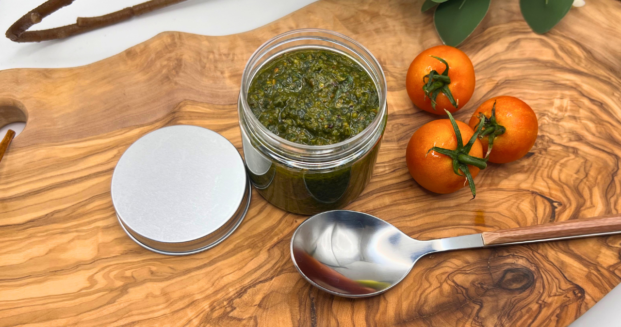 手作りバジルソースとトマトを木のボードに並べた写真