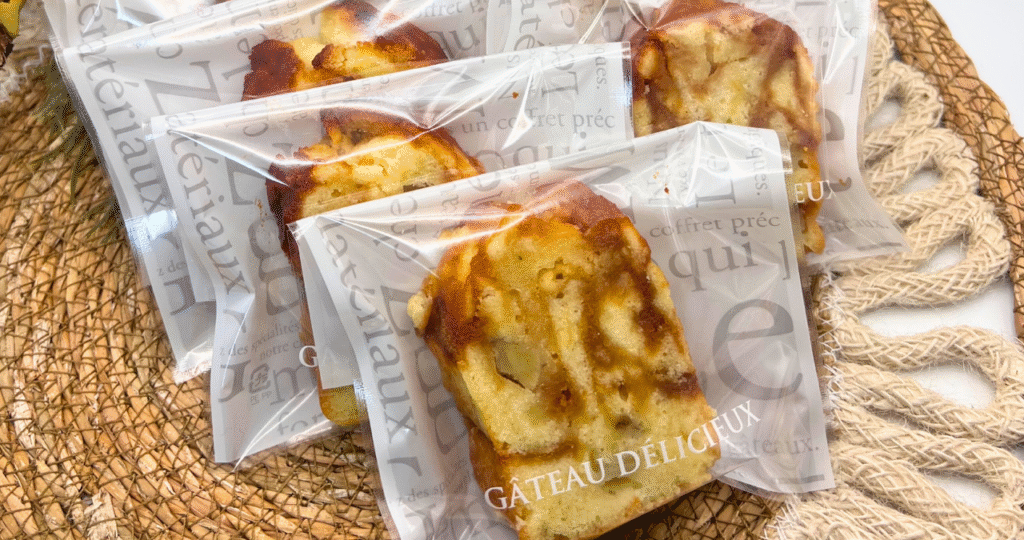 個包装されたバナナキャラメルパウンドケーキとバナナ