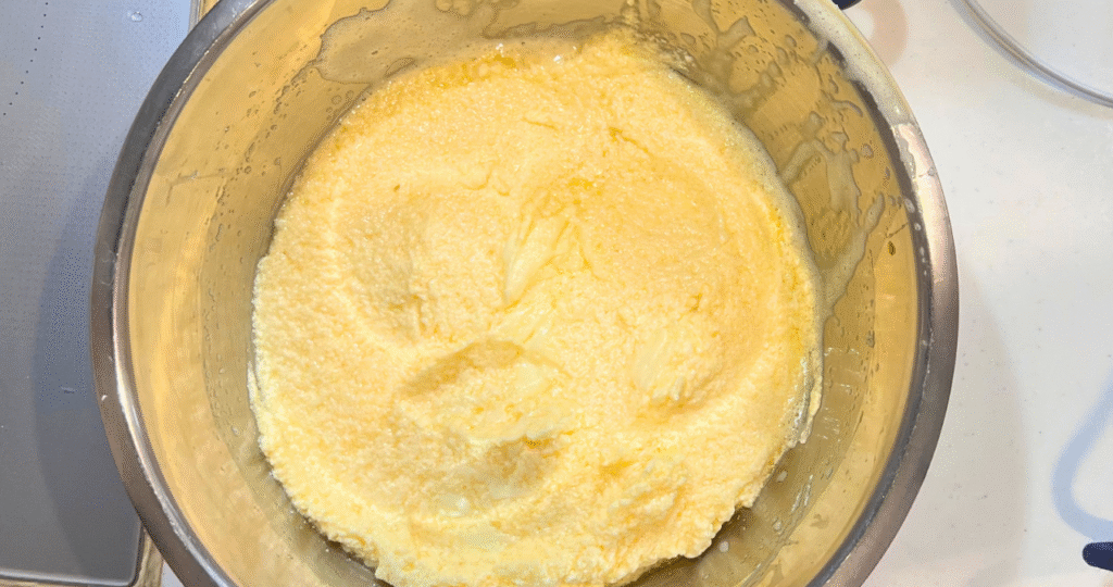 バターと卵を混ぜてクリーム状になった写真