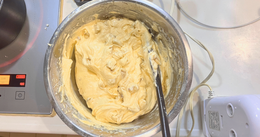 バターと卵を混ぜてクリーム状になった写真