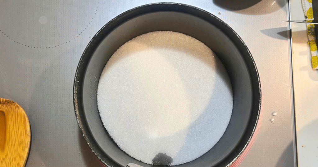 鍋に砂糖を入れてキャラメル作りを始める