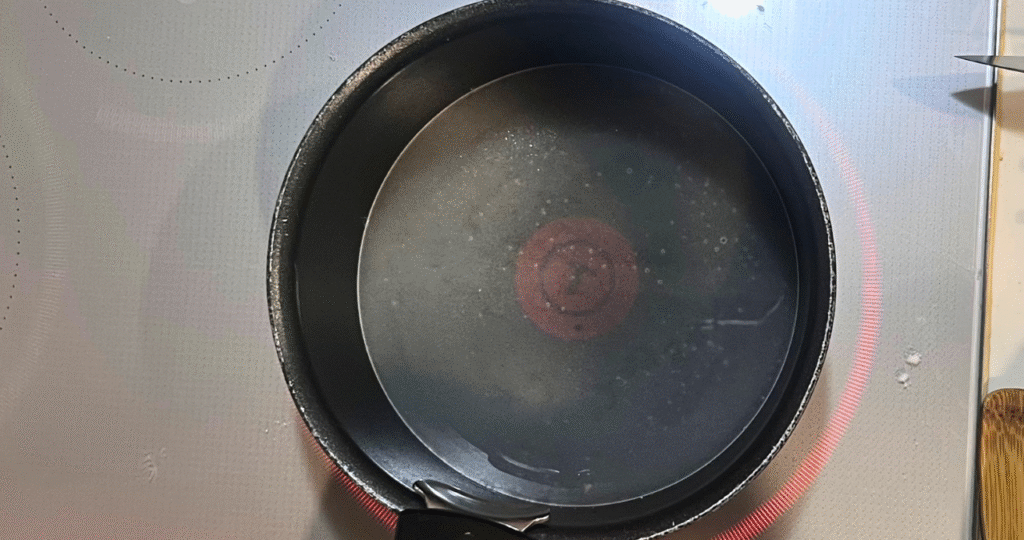 砂糖が溶けてカラメル色になってきた写真