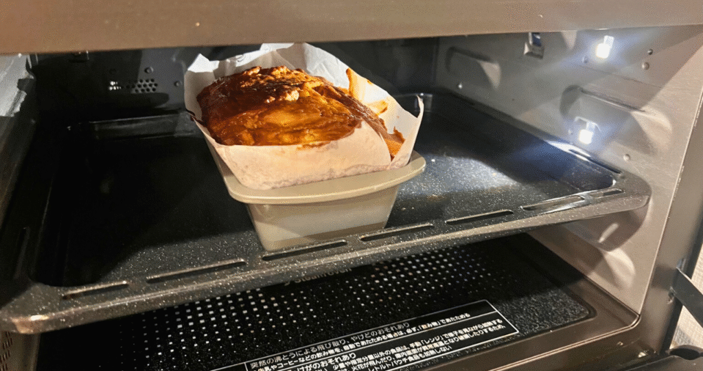 オーブンで焼いているケーキ