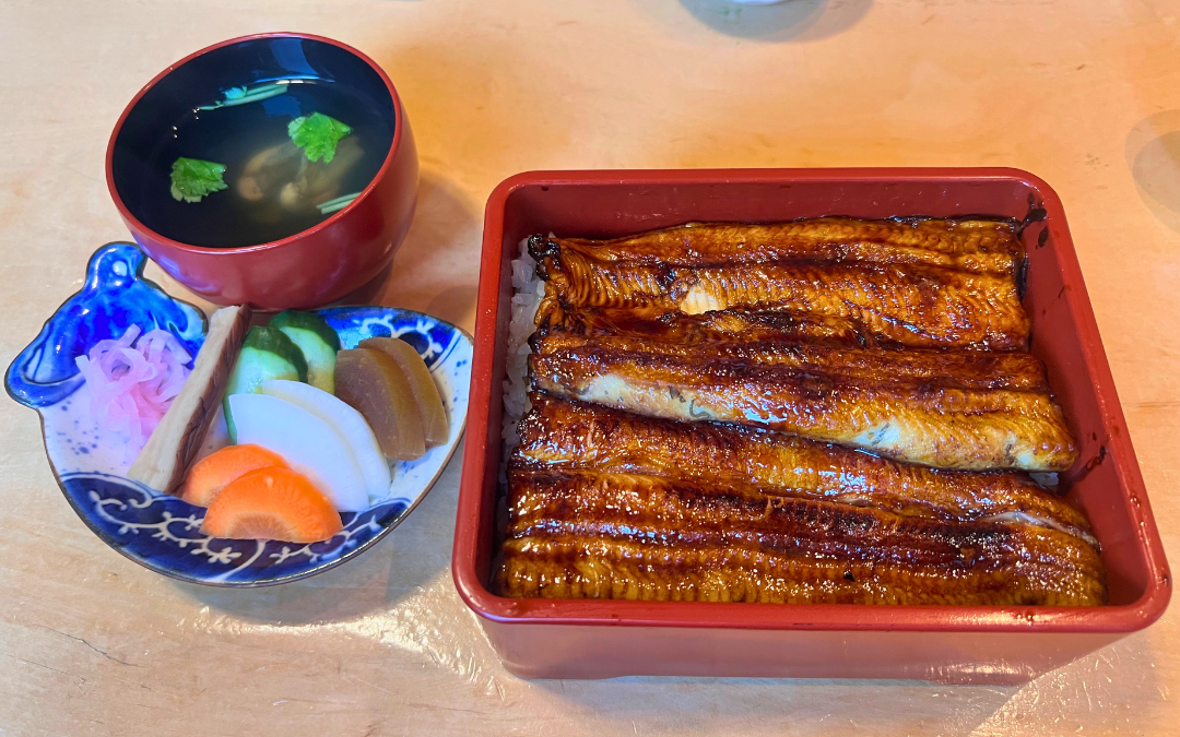 箱根・友栄のうな重セット。ふっくら焼き上げたうなぎと色とりどりのお漬物、肝吸いが並ぶ。