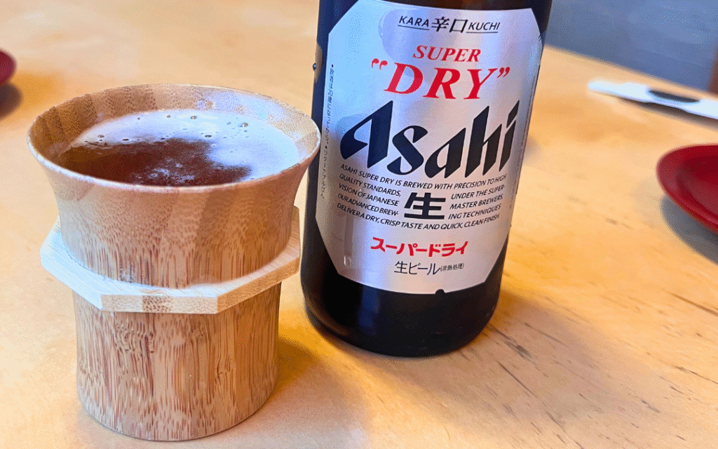 友栄で提供される竹を模したグラスに注がれたビール。
