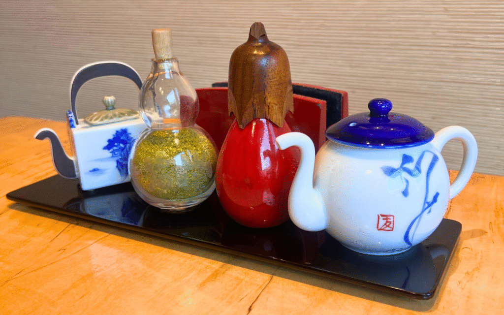 友栄の卓上に並ぶ調味料の器。一番左の小さな急須のような器が素敵。
