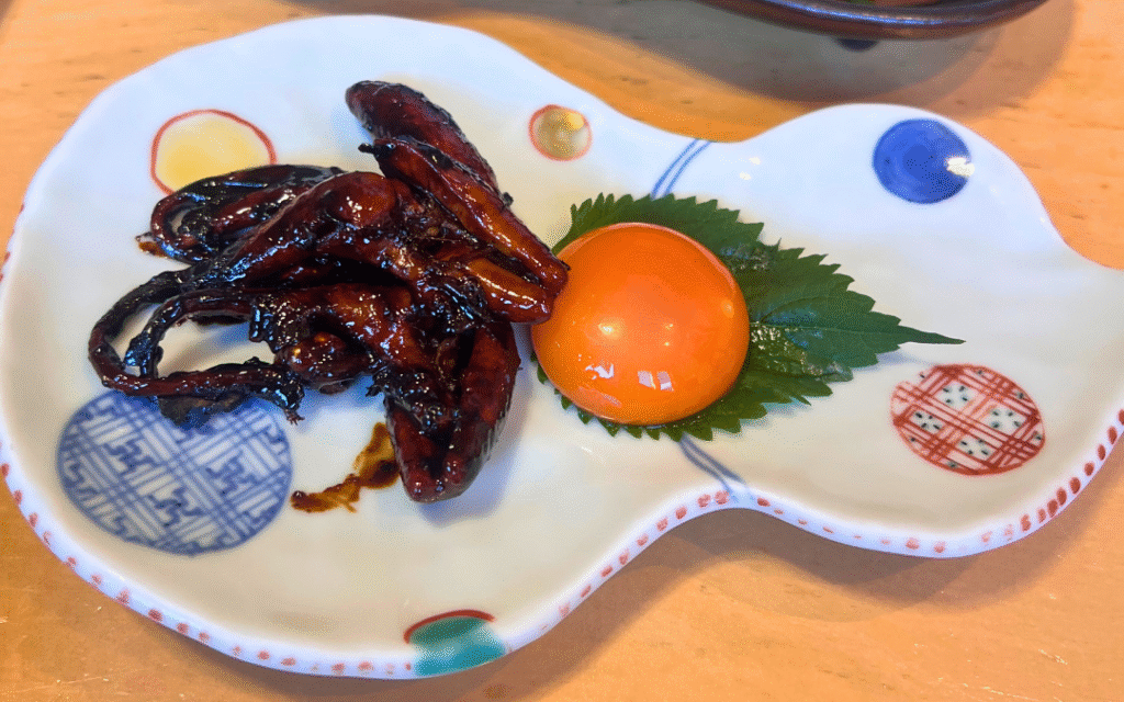 友栄の肝焼き。タレとわさび醤油でいただく前菜と濃厚な卵黄。
