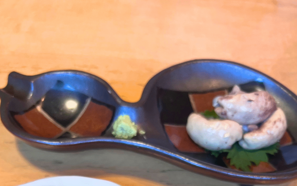 友栄の肝焼き。タレとわさび醤油でいただく前菜と濃厚な卵黄。
