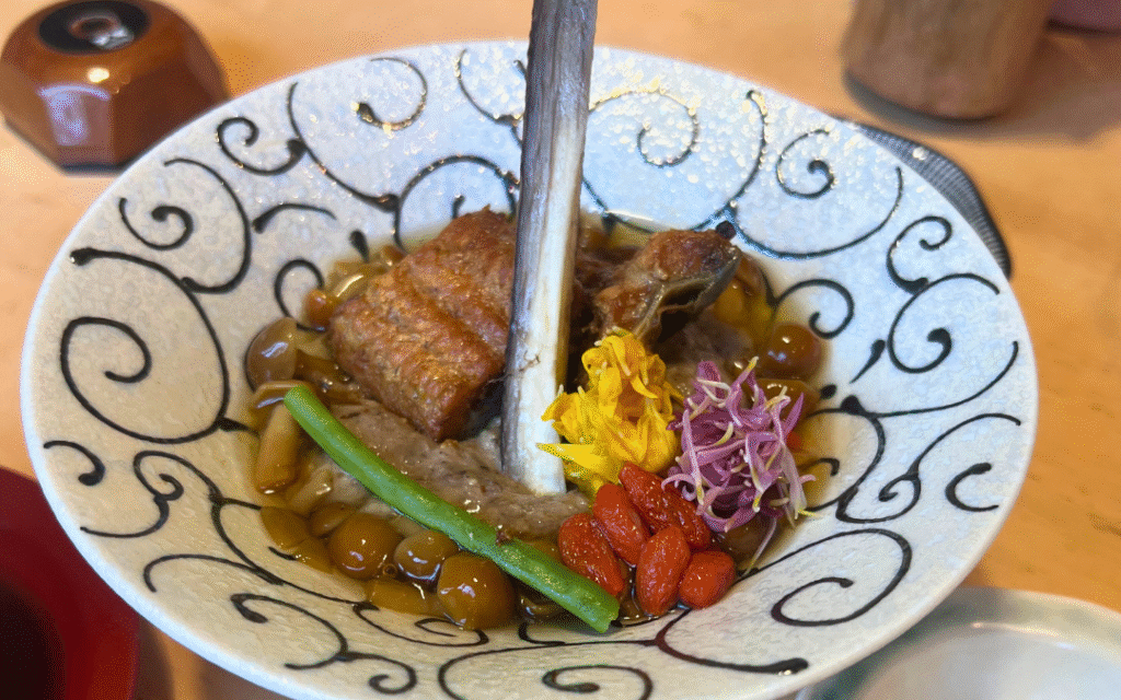 強い粘りのあるじねんじょ料理。根の部分の食感も楽しめる一皿。
