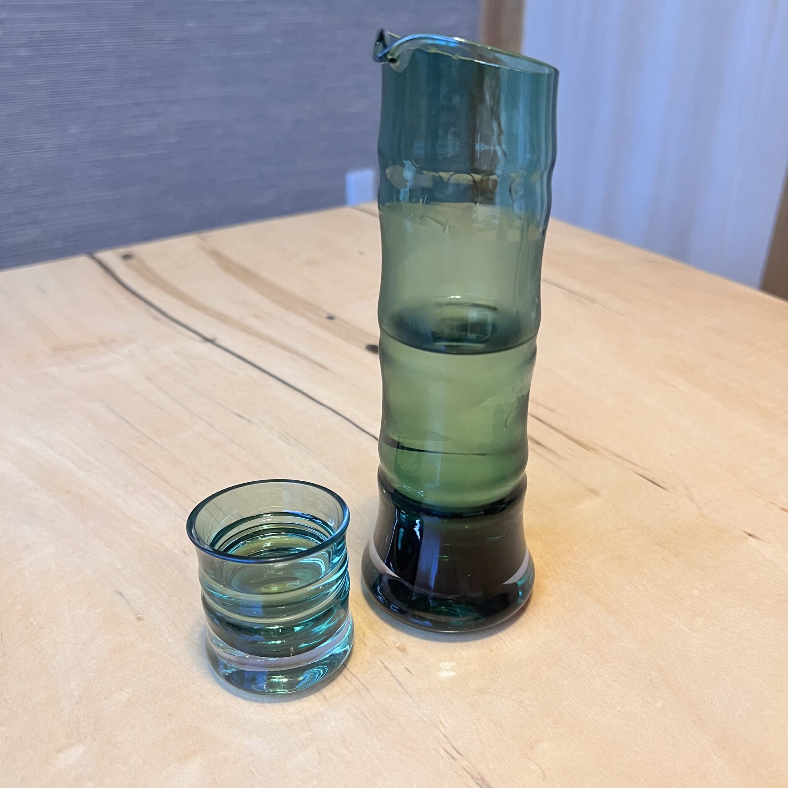 緑色のガラス(竹)徳利とお猪口。友栄で提供される日本酒の美しい器。
